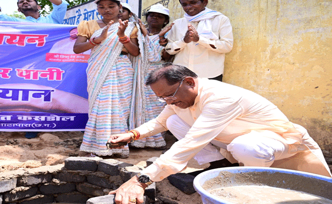मुख्यमंत्री श्री साय ने राजमिस्त्री बनकर सोखता गड्ढे के लिए की ईंट जोड़ाई मुख्यमंत्री श्री साय ने राजमिस्त्री बनकर सोखता गड्ढे के लिए की ईंट जोड़ाई