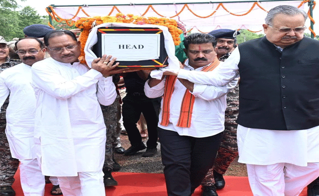 मुख्यमंत्री ने शहीद एएसपी श्री आकाश राव गिरपुंजे को दी श्रद्धांजलि: पार्थिव शरीर को कंधा देकर दी अंतिम विदाई मुख्यमंत्री ने शहीद एएसपी श्री आकाश राव गिरपुंजे को दी श्रद्धांजलि: पार्थिव शरीर को कंधा देकर दी अंतिम विदाई