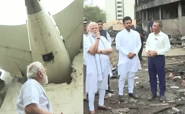 अहमदाबाद विमान हादसा: घटनास्थल का जायजा लेने पहुंचे पीएम मोदी, घायलों से की मुलाकात Ahmedabad plane crash: PM Modi arrives to inspect the site of accident अहमदाबाद। अहमदाबाद में हुए भीषण विमान हादसे में 265 लोगों की मौत हो गई है। इसमें यात्रियों और क्रू मेंबर्स के अलावा उस हॉस्टल के ट्रेनी डॉक्टर भी शामिल हैं, जहां एयर इंडिया का विमान दुर्घटनाग्रस्त हुआ था। हादसे के अगले दिन यानी आज प्रधानमंत्री नरेंद्र मोदी अहमदाबाद पहुंच गए हैं। उनके साथ गुजरात के मुख्यमंत्री भूपेंद्र पटेल और केंद्रीय उड्डयन मंत्री राम मोहन नायडू भी हैं। अहमदाबाद पहुंचने के बाद पीएम मोदी सीधे घटनास्थल पर पहुंचे। पीएम मोदी ने अहमदाबाद विमान हादसे वाली साइट पहुंचकर पैदल चलकर स्थिति को देखा। इसके बाद वह अहमदाबाद सिविल अस्पताल पहुंचे और घायलों से मुलाकात की। प्रधानमंत्री इस हादसे में जीवित बचे एकमात्र व्यक्ति रमेश विश्वास कुमार से भी मुलाकात कर सकते हैं। रमेश का फिलहाल इलाज चल रहा है। इसके बाद आज ही गृहमंत्री अमित शाह, गुजरात के सीएम भूपेंद्र पटेल और केंद्रीय उड्डयन मंत्री राममोहन नायडू के साथ समीक्षा बैठक करेंगे। टेकऑफ होते ही क्रैश हुआ प्लेन बता दें कि अहमदाबाद में एअर इंडिया का बोइंग 787 ड्रीमलाइनर प्लेन 12 जून 2025 (गुरुवार) को दोपहर टेक ऑफ के दो मिनट बाद ही क्रैश हो गया था। हादसे में गुजरात के पूर्व मुख्यमंत्री विजय रूपाणी और 12 क्रू मेंबर्स समेत 241 लोगों की मौत हो गई थी। फ्लाइट नंबर AI-171 अहमदाबाद से लंदन जा रही थी। इसमें 169 भारतीय, 53 ब्रिटिश, 7 पुर्तगाली और एक कनाडाई नागरिक समेत कुल 230 यात्री सवार थे। इनमें 103 पुरुष, 114 महिलाएं, 11 बच्चे और 2 नवजात थे। बाकी 12 क्रू मेंबर्स थे। वहीं इस हादसे में सिर्फ एक भारतीय मूल के ब्रिटिश नागरिक जिंदा बचे हैं। इस हादसे में कुल 265 लोगों की मौत की पुष्टि हो चुकी है। दरअसल, आग लगते ही विमान 2.5 किमी दूर बीजे मेडिकल एंड सिविल हॉस्पिटल की बिल्डिंग से जा टकराया। इस बिल्डिंग में अहमदाबाद के सिविल हॉस्पिटल के डॉक्टर्स रहते हैं। हादसे के समय इमारत में 50 से 60 डॉक्टर मौजूद थे, इनमें 15 से ज्यादा घायल हो गए हैं। अहमदाबाद विमान हादसा: घटनास्थल का जायजा लेने पहुंचे पीएम मोदी, घायलों से की मुलाकात Ahmedabad plane crash: PM Modi arrives to inspect the site of accident अहमदाबाद। अहमदाबाद में हुए भीषण विमान हादसे में 265 लोगों की मौत हो गई है। इसमें यात्रियों और क्रू मेंबर्स के अलावा उस हॉस्टल के ट्रेनी डॉक्टर भी शामिल हैं, जहां एयर इंडिया का विमान दुर्घटनाग्रस्त हुआ था। हादसे के अगले दिन यानी आज प्रधानमंत्री नरेंद्र मोदी अहमदाबाद पहुंच गए हैं। उनके साथ गुजरात के मुख्यमंत्री भूपेंद्र पटेल और केंद्रीय उड्डयन मंत्री राम मोहन नायडू भी हैं। अहमदाबाद पहुंचने के बाद पीएम मोदी सीधे घटनास्थल पर पहुंचे। पीएम मोदी ने अहमदाबाद विमान हादसे वाली साइट पहुंचकर पैदल चलकर स्थिति को देखा। इसके बाद वह अहमदाबाद सिविल अस्पताल पहुंचे और घायलों से मुलाकात की। प्रधानमंत्री इस हादसे में जीवित बचे एकमात्र व्यक्ति रमेश विश्वास कुमार से भी मुलाकात कर सकते हैं। रमेश का फिलहाल इलाज चल रहा है। इसके बाद आज ही गृहमंत्री अमित शाह, गुजरात के सीएम भूपेंद्र पटेल और केंद्रीय उड्डयन मंत्री राममोहन नायडू के साथ समीक्षा बैठक करेंगे। टेकऑफ होते ही क्रैश हुआ प्लेन बता दें कि अहमदाबाद में एअर इंडिया का बोइंग 787 ड्रीमलाइनर प्लेन 12 जून 2025 (गुरुवार) को दोपहर टेक ऑफ के दो मिनट बाद ही क्रैश हो गया था। हादसे में गुजरात के पूर्व मुख्यमंत्री विजय रूपाणी और 12 क्रू मेंबर्स समेत 241 लोगों की मौत हो गई थी। फ्लाइट नंबर AI-171 अहमदाबाद से लंदन जा रही थी। इसमें 169 भारतीय, 53 ब्रिटिश, 7 पुर्तगाली और एक कनाडाई नागरिक समेत कुल 230 यात्री सवार थे। इनमें 103 पुरुष, 114 महिलाएं, 11 बच्चे और 2 नवजात थे। बाकी 12 क्रू मेंबर्स थे। वहीं इस हादसे में सिर्फ एक भारतीय मूल के ब्रिटिश नागरिक जिंदा बचे हैं। इस हादसे में कुल 265 लोगों की मौत की पुष्टि हो चुकी है। दरअसल, आग लगते ही विमान 2.5 किमी दूर बीजे मेडिकल एंड सिविल हॉस्पिटल की बिल्डिंग से जा टकराया। इस बिल्डिंग में अहमदाबाद के सिविल हॉस्पिटल के डॉक्टर्स रहते हैं। हादसे के समय इमारत में 50 से 60 डॉक्टर मौजूद थे, इनमें 15 से ज्यादा घायल हो गए हैं।