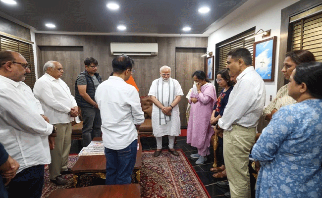 विजय रुपाणी के परिवार से मिले पीएम मोदी, पूर्व सीएम के निधन पर जताया शोक विजय रुपाणी के परिवार से मिले पीएम मोदी, पूर्व सीएम के निधन पर जताया शोक