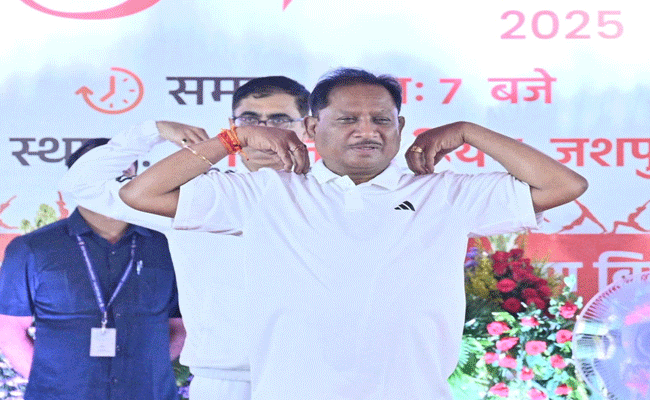 मुख्यमंत्री श्री विष्णु देव ने हजारों लोगों के साथ जिला मुख्यालय जशपुर में किया योगाभ्यास मुख्यमंत्री श्री विष्णु देव ने हजारों लोगों के साथ जिला मुख्यालय जशपुर में किया योगाभ्यास