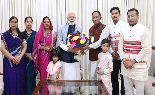 प्रधानमंत्री नरेंद्र मोदी से सपरिवार मिले मुख्यमंत्री साय, कहा- “सत्पुरुषसंसर्गो हि कृतार्थयति जीवनम्”