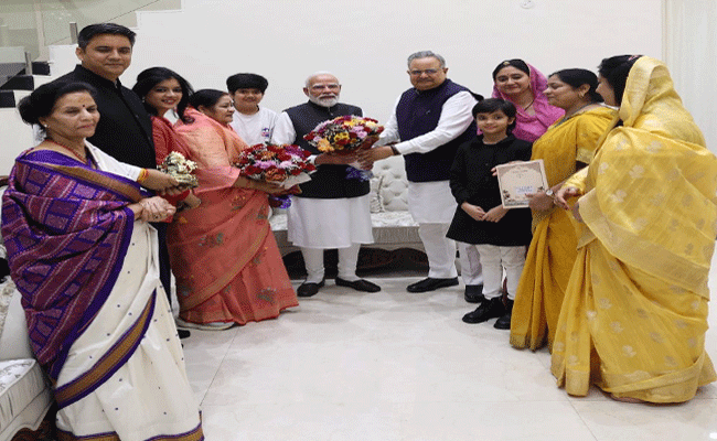 पीएम मोदी से सपरिवार मिले विधानसभा अध्यक्ष डॉ. रमन सिंह